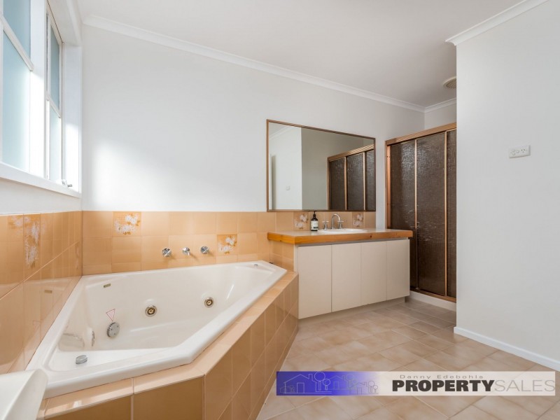 16 Crowe Court, Newborough VIC 3825