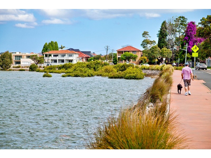 18 Nield Ave, Rodd Point NSW 2046