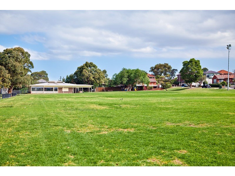 18 Nield Ave, Rodd Point NSW 2046