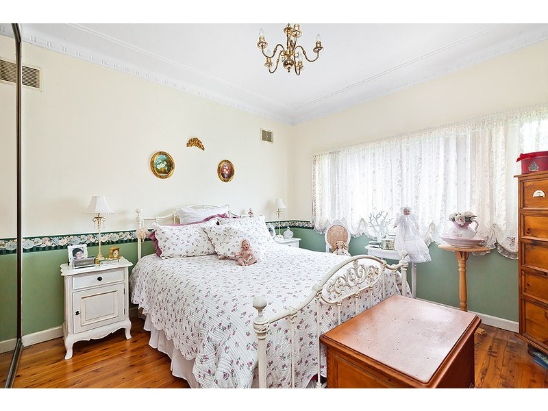 9 Blenheim St, Croydon Park NSW 2133