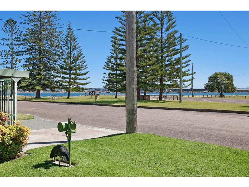 8  Punt Rd, Stockton NSW 2295