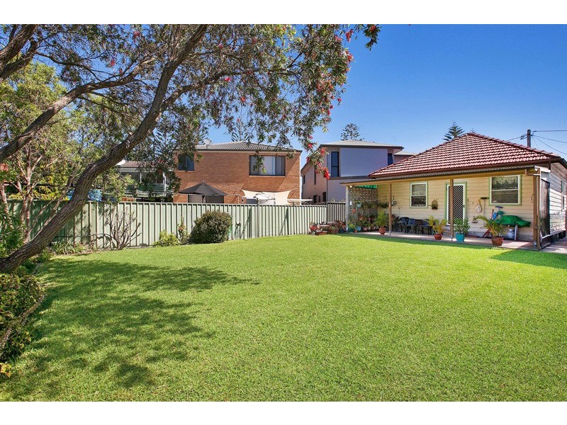 8  Punt Rd, Stockton NSW 2295