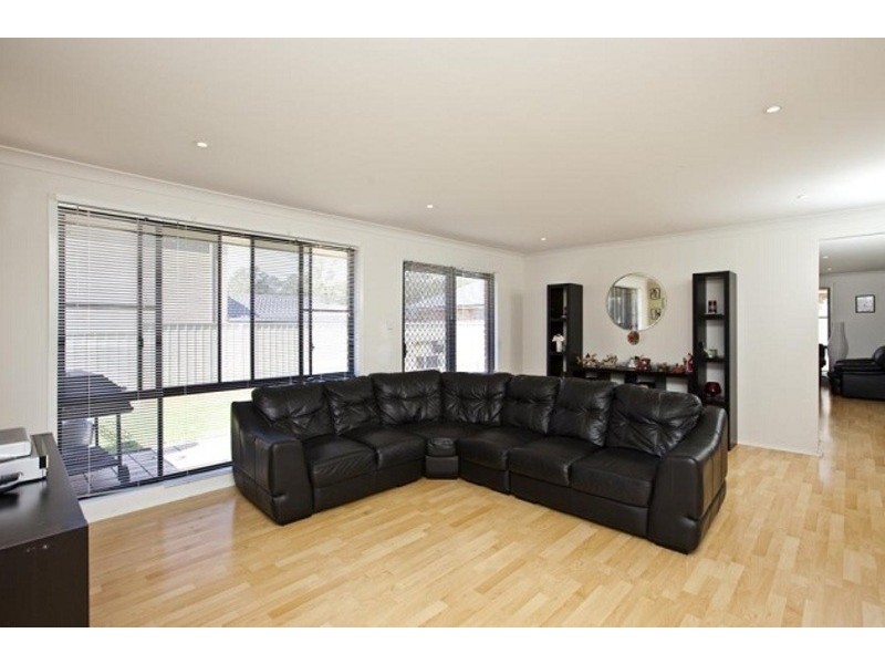 24 Redmond Circuit, Cameron Park NSW 2285
