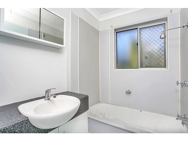 17 Rignold Street, Mooroobool QLD 4870