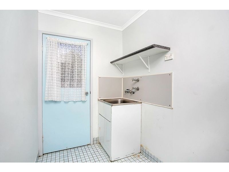 17 Rignold Street, Mooroobool QLD 4870