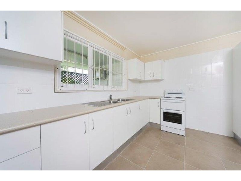 129 Mann Street, Westcourt QLD 4870