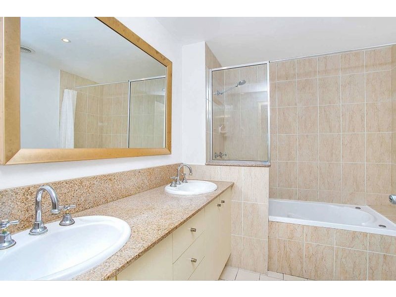 1223/2 Greenslopes Street, Cairns North QLD 4870