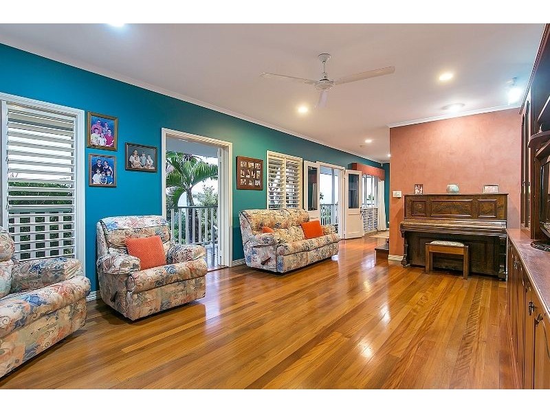 8 Olfersia Court, Mooroobool QLD 4870