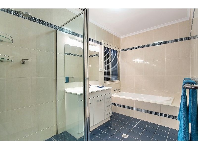 8 Olfersia Court, Mooroobool QLD 4870