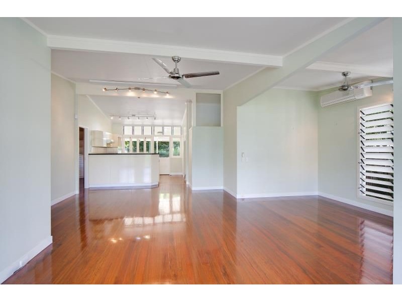60 Hutchinson Street, Whitfield QLD 4870