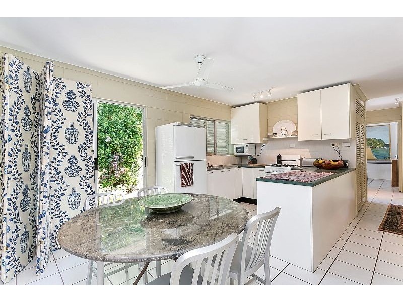 27 Mimosa Street, Holloways Beach QLD 4878