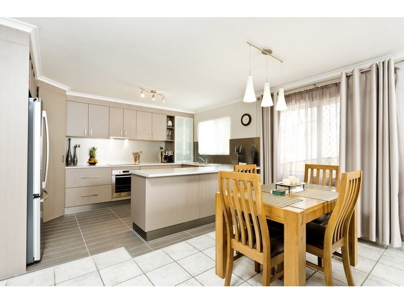 8 Holly Street, Mooroobool QLD 4870