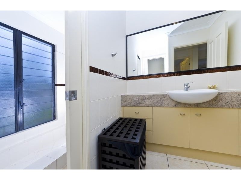 25 Pelling Close, Kanimbla QLD 4870