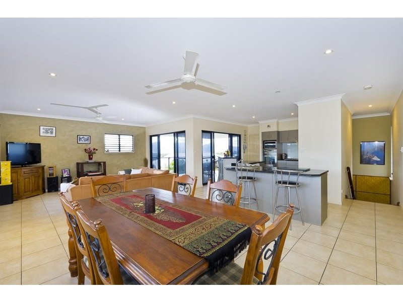 25 Pelling Close, Kanimbla QLD 4870
