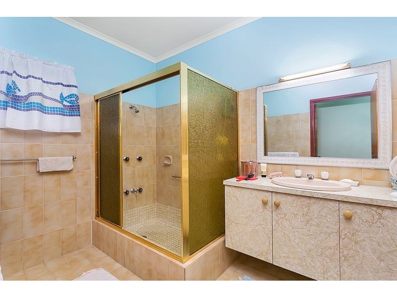 17 Hadrian Avenue, Mooroobool QLD 4870