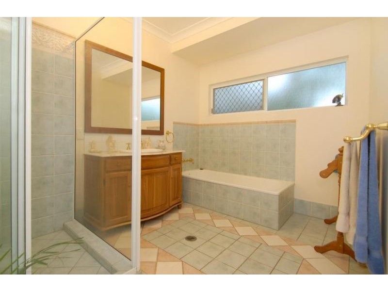 9 Cambanora Place, Mooroobool QLD 4870
