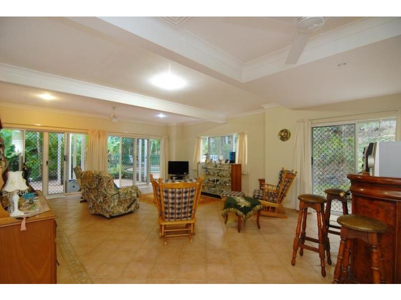 9 Cambanora Place, Mooroobool QLD 4870