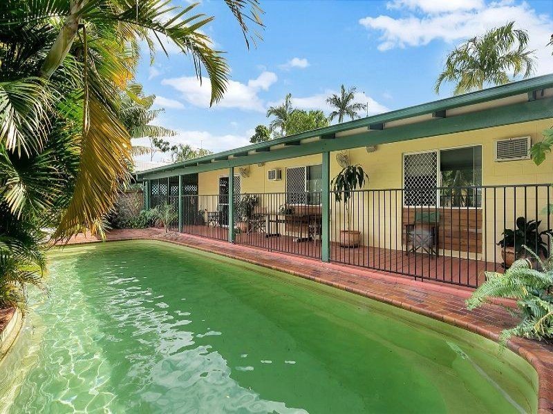 8 Tamarind Street, Holloways Beach QLD 4878