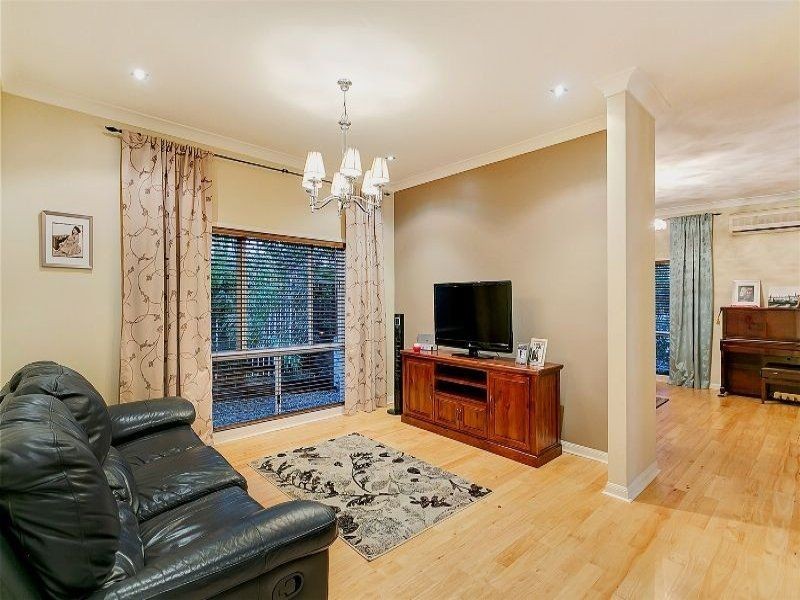 27 Southerden Drive, Mooroobool QLD 4870