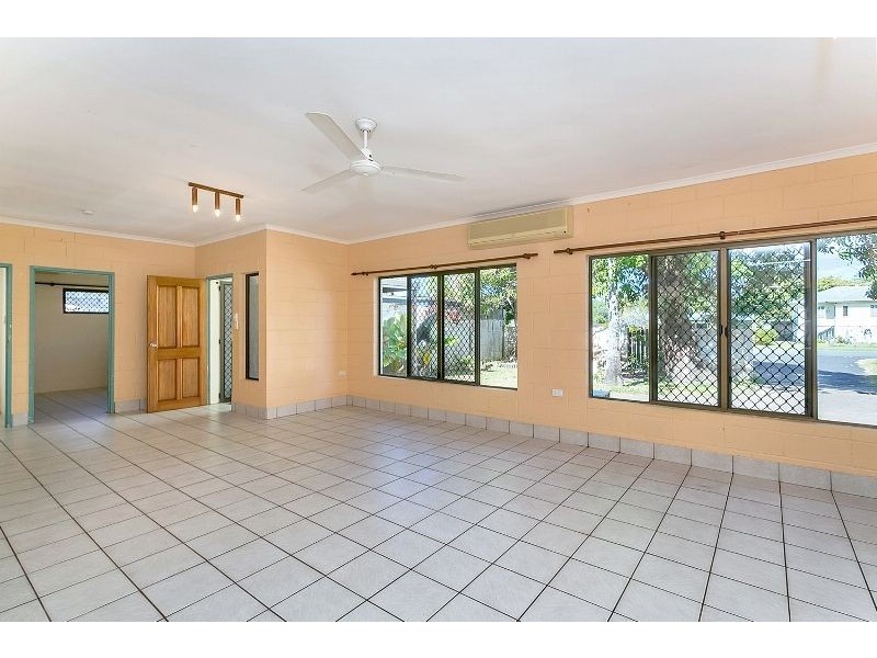 2/50 Koch Street, Mooroobool QLD 4870