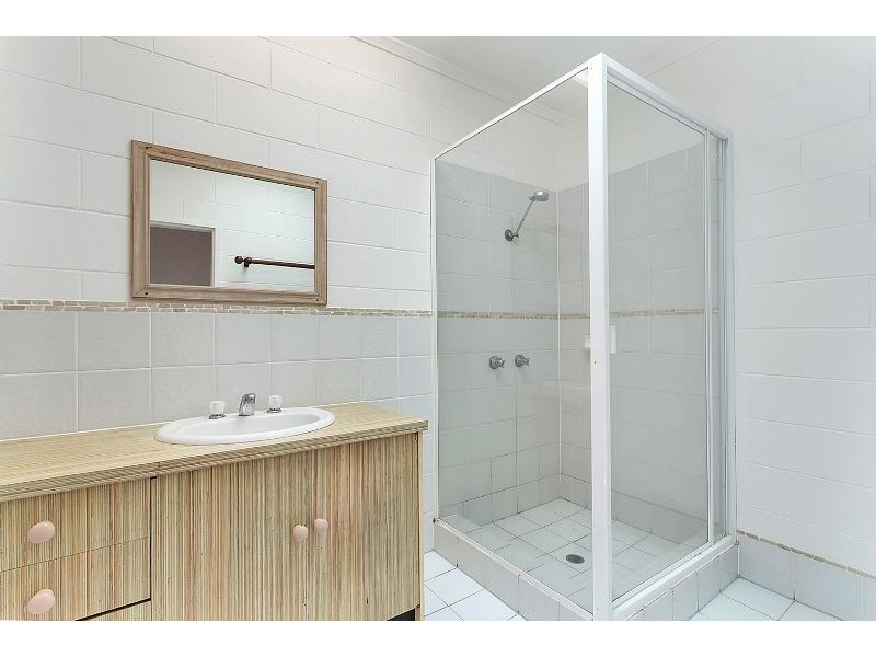 2/253 Pease St, Edge Hill QLD 4870