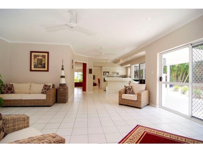 7 Woodmont Place, Mooroobool QLD 4870