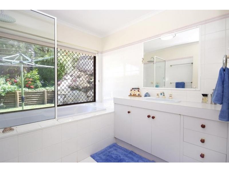 6 Forum Close, Mooroobool QLD 4870