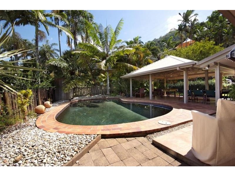 6 Forum Close, Mooroobool QLD 4870