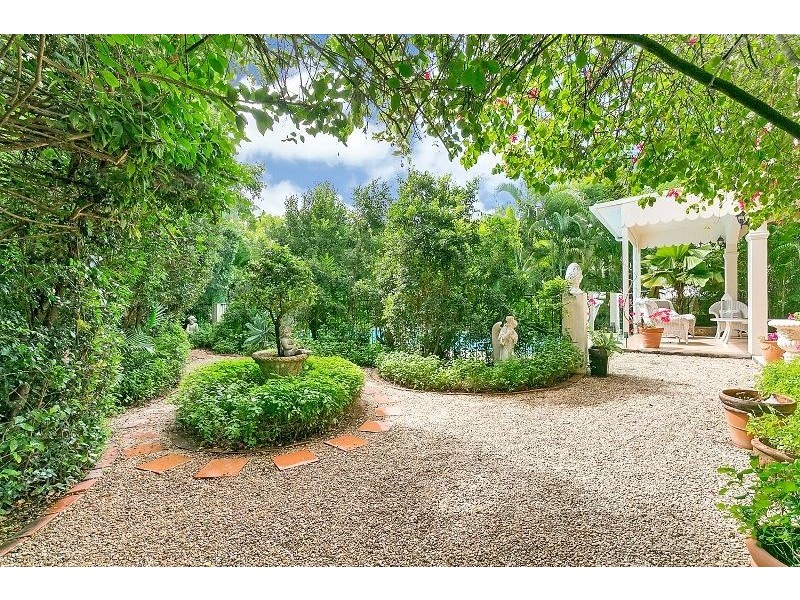 24 Trivia Street, Palm Cove QLD 4879