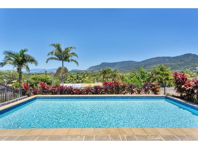 4 Dennis Close, Mooroobool QLD 4870