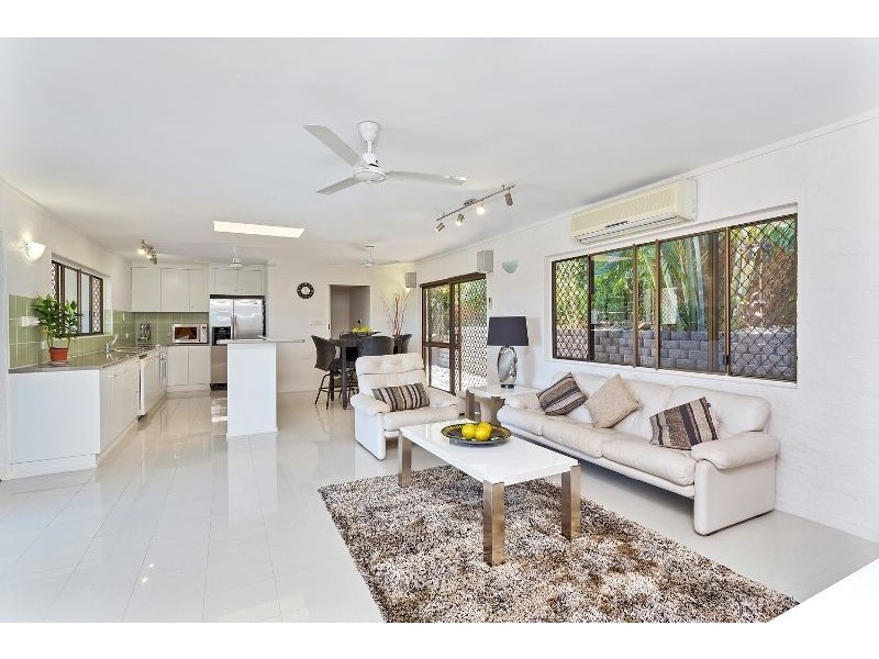 4 Dennis Close, Mooroobool QLD 4870