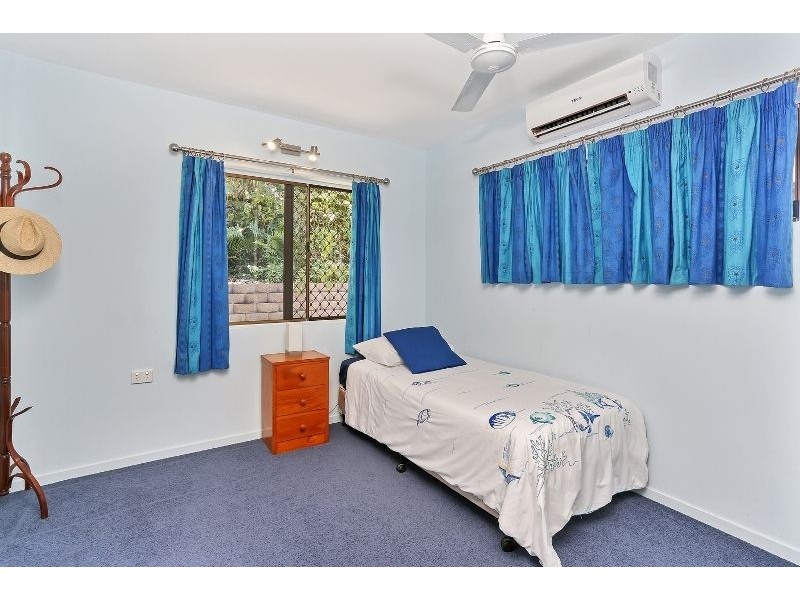 4 Dennis Close, Mooroobool QLD 4870