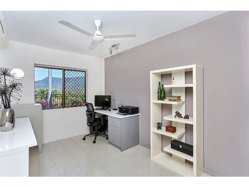 4 Dennis Close, Mooroobool QLD 4870