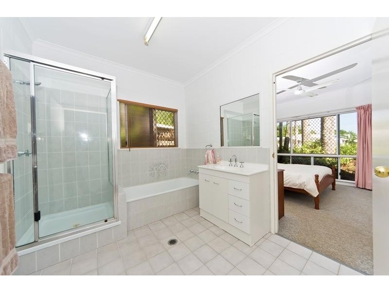3 Summer Hill Drive, Mooroobool QLD 4870