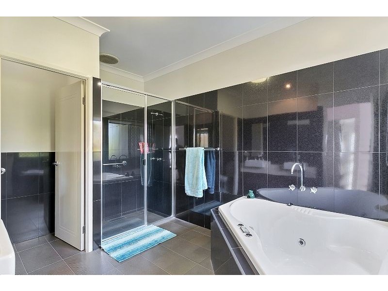 1 Charnley Avenue, Bentley Park QLD 4869