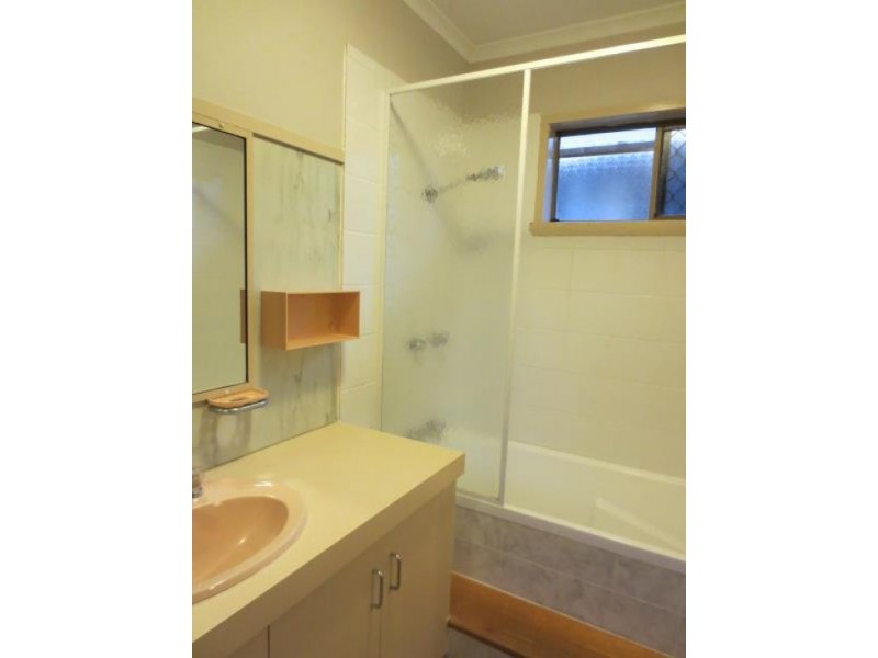 11 Serissa Street, Mooroobool QLD 4870