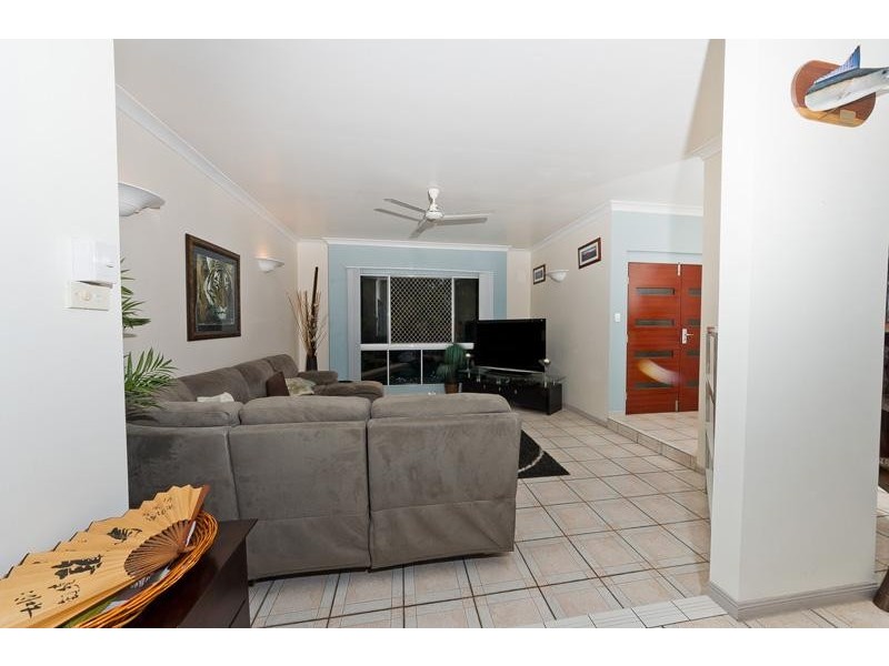 7 Cassandra Close, Mooroobool QLD 4870