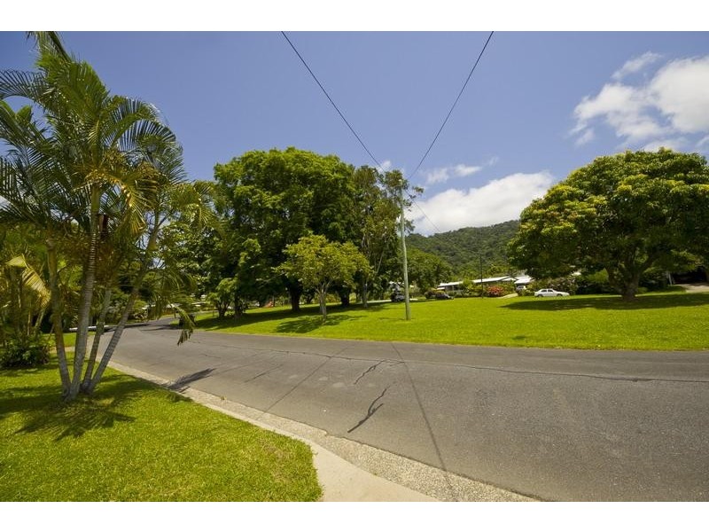 17 Kevin Street, Whitfield QLD 4870