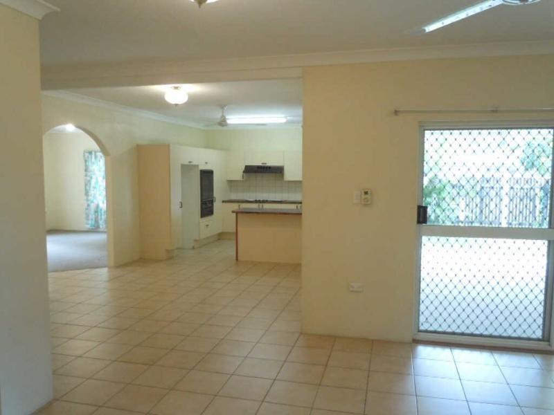 32 McFarlane Drive, Kanimbla QLD 4870