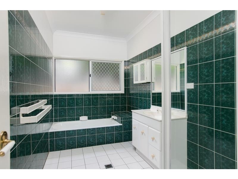 6 Cambanora Place, Mooroobool QLD 4870