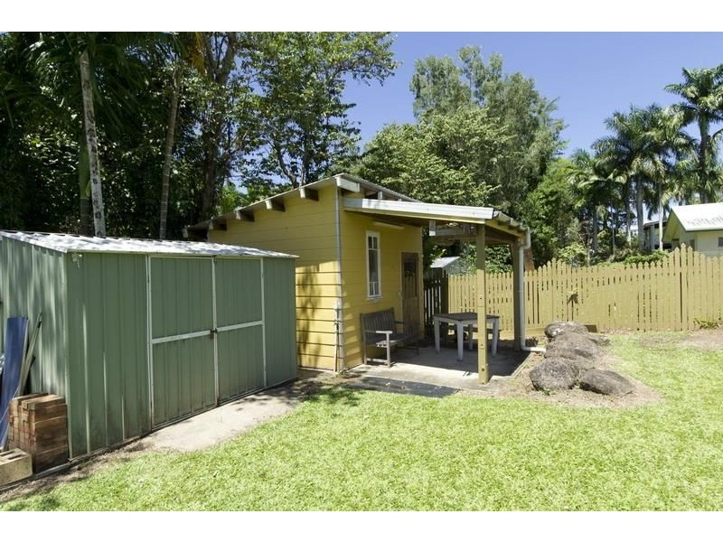 38 Callum St, Mooroobool QLD 4870