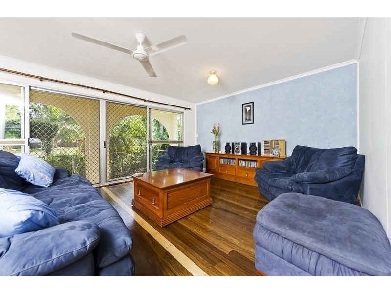 42 Hayward Street, Mooroobool QLD 4870