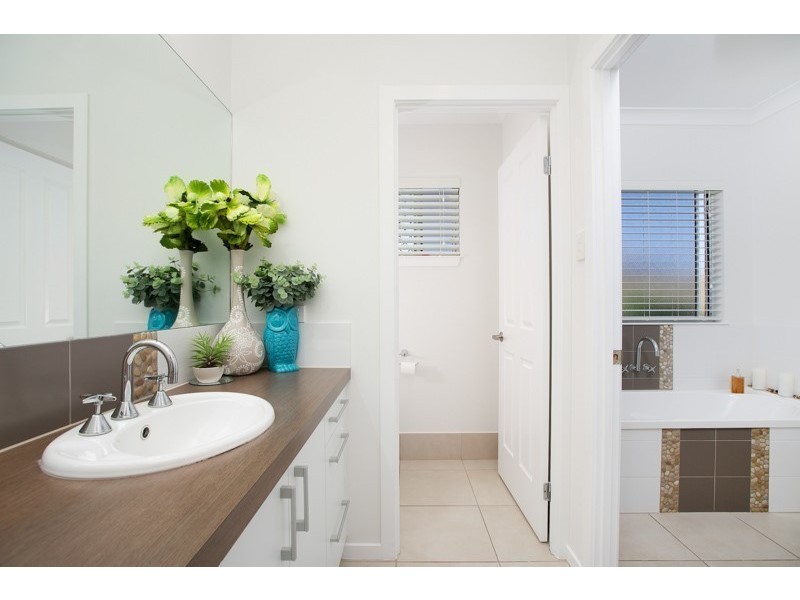 11 Charnley Avenue, Bentley Park QLD 4869