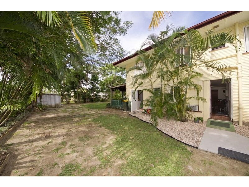 8 Swallow Street, Mooroobool QLD 4870