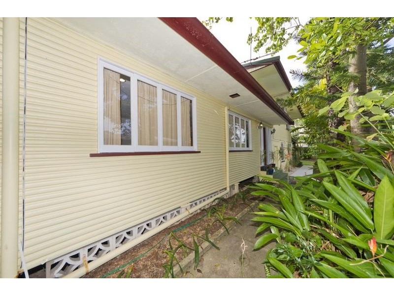 8 Swallow Street, Mooroobool QLD 4870