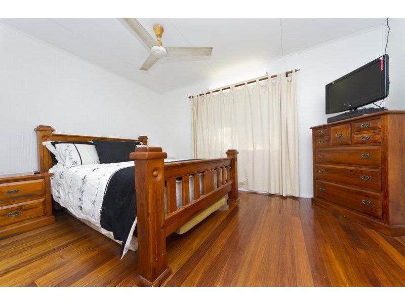 8 Swallow Street, Mooroobool QLD 4870