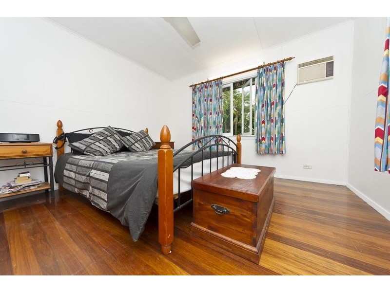 8 Swallow Street, Mooroobool QLD 4870