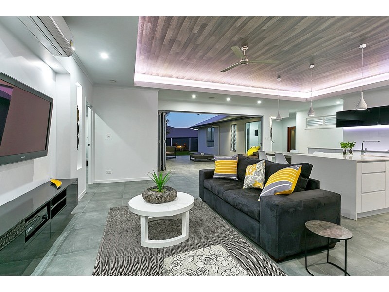 12 Rainbow Street, Kanimbla QLD 4870