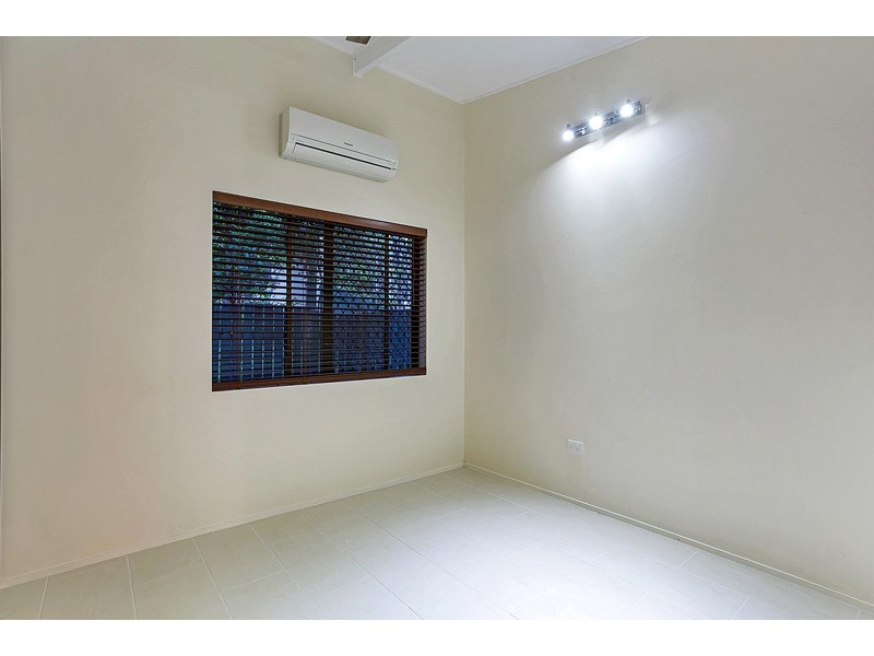 7 Brett Street, Mooroobool QLD 4870