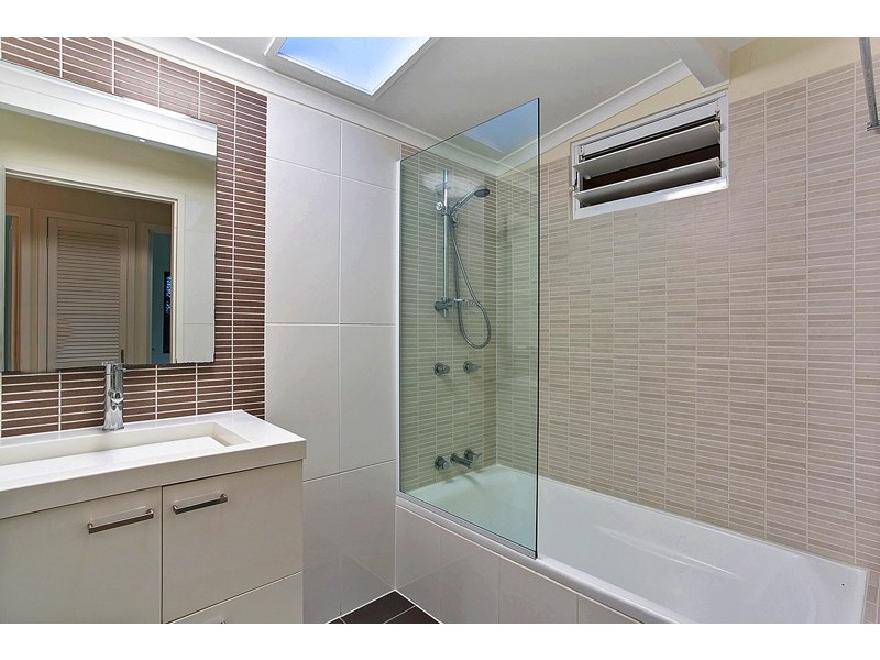 7 Brett Street, Mooroobool QLD 4870